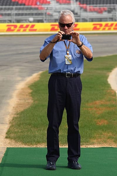 FIA-Chefinspektor Charlie Whiting konnte es wohl selbst nicht glauben, dass die Strecke rechtzeitig fertig wurde, und schoss ein Erinnerungsfoto für sein Privatarchiv.