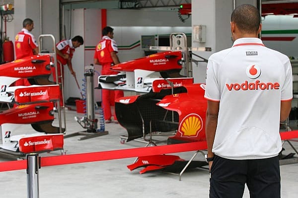 Spionieren bei der Konkurrenz: Lewis Hamilton kontrolliert, ob und welche Neuerungen Ferrari zwischen Japan und Südkorea entwickelt hat.
