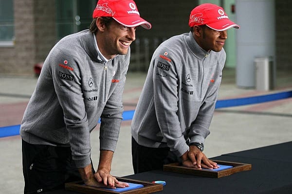 Für den Veranstalter verewigten die Formel-1-Stars ihre Handabdrücke, hier die McLaren-Piloten Jenson Button und Lewis Hamilton.
