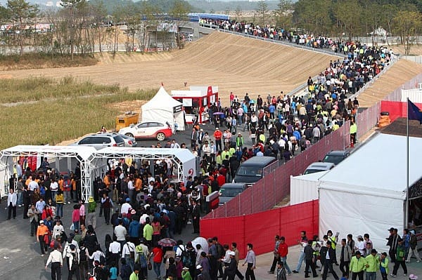 Die Kehrseite der Veranstaltung: Während diese Fans das Regenrennen sahen, standen ungefähr 2.000 Autos immer noch im Stau, als Fernando Alonso über die Ziellinie fuhr. Bitter, schließlich kosteten die Eintrittskarten bis zu 600 Euro.