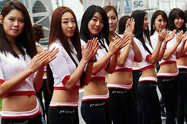 Eines kann man den Südkoreanern jedoch nicht vorwerfen: In Sachen Grid-Girls stehen sie den Europäern um nichts nach.