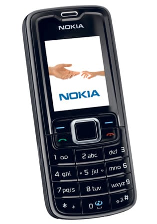 Schon äußerlich hat das Nokia 3130 Classic viel mit seinem Geschwistermodell 2323 gemeinsam. Das 3130 Classic besitzt jedoch eine Digitalkamera, die allerdings mit einer Auflösung von 1,3 Megapixel höchstens für Schnappschüsse gut ist. Dank Triband-Technologie funktioniert dieses Handy auch in den USA.(