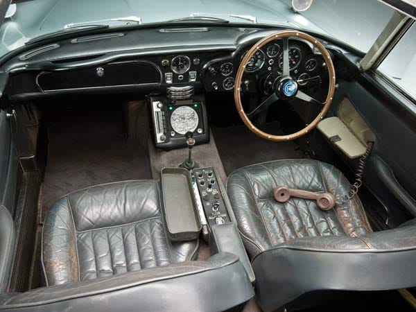 Blick ins Cockpit: Für diese Zeit revolutionär war das in die Tür integrierte Funktelefon - es wurde von James Bond leider nicht benutzt. (