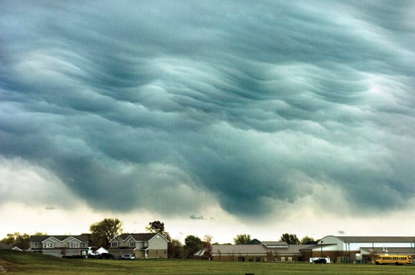 In Monteo werden die Menschen von bizarren Wolkenformationen überrascht. ( In Monteo werden die Menschen von bizarren Wolkenformationen überrascht. (