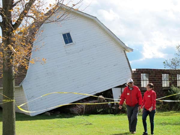 In Mount Pleasant im Bundesstaat Wisconsin hat ein Torndado dieses Haus von seinem Fundament geworfen. ( In Mount Pleasant im Bundesstaat Wisconsin hat ein Torndado dieses Haus von seinem Fundament geworfen. (