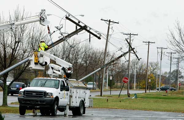 In Indiana knickt der Sturm viele Stromleitungen um. Zeitweise haben etwa 145.000 Haushalte im Mittleren Westen keinen Strom. ( In Indiana knickt der Sturm viele Stromleitungen um. Zeitweise haben etwa 145.000 Haushalte im Mittleren Westen keinen Strom. (