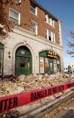 In St. Louis bringen starke Windböen ein historisches Gebäude teilweise zum Einsturz. ( In St. Louis bringen starke Windböen ein historisches Gebäude teilweise zum Einsturz. (