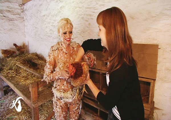 Sexy Katzi als verrücktes Huhn im Stall: Für das Shooting für ihren Kalender ist der 24-jährigen Kult-Blondine offenbar kein Einsatz zu heftig. ( Sexy Katzi als verrücktes Huhn im Stall: Für das Shooting für ihren Kalender ist der 24-jährigen Kult-Blondine offenbar kein Einsatz zu heftig. (