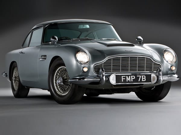 Das ist eines der berühmtesten Autos der Welt: Aston Martin DB5, Filmauto aus den James-Bond-Filmen "Feuerball" und "Goldfinger". (