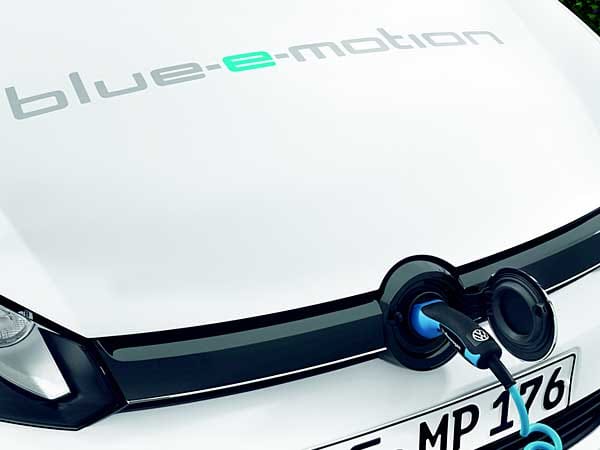 An der Front lässt sich das VW-Logo zur Seite klappen, um Zugang zur Ladebuchse zu bekommen. (