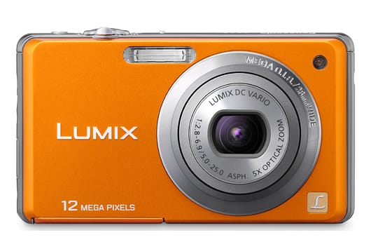 Die Panasonic Lumix DMC-FS10 schaffte es dank geringem Bildrauschen und einem ausdauernden Akku auf Platz drei im Test. (