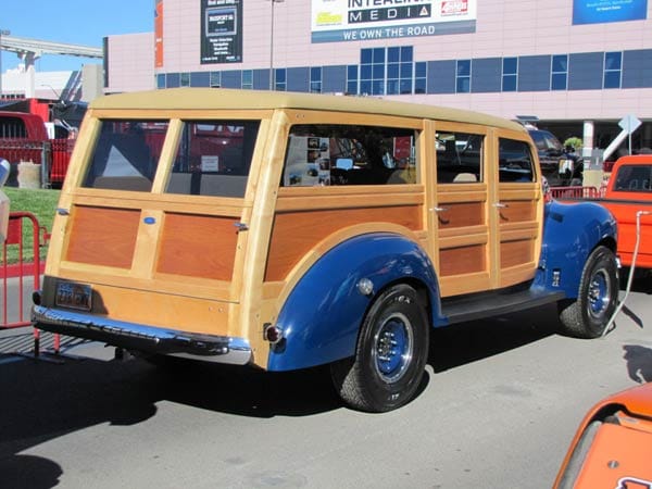 Tuningmesse SEMA 2010: Klassisch zeigt sich dieser alte Bus mit Holzaufbau. (