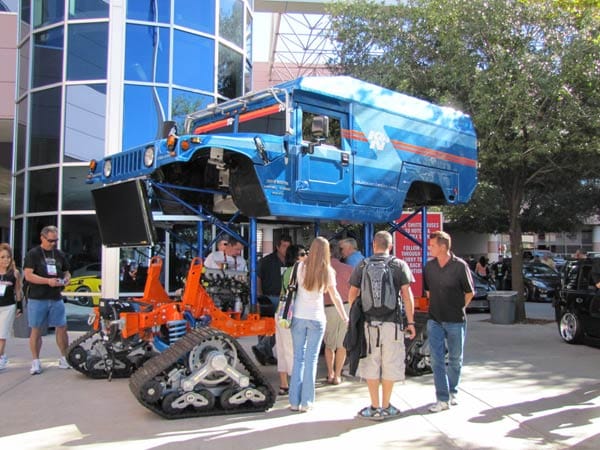 Tuningmesse SEMA 2010: Dieser Hummer macht gerne den Aufzug - und bietet Ketten. (