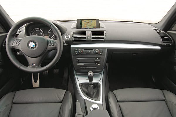 Gewohnte BMW-Optik im 1er-Innenraum, allerdings waren die Materialien vor dem Facelift wenig hochwertig. (