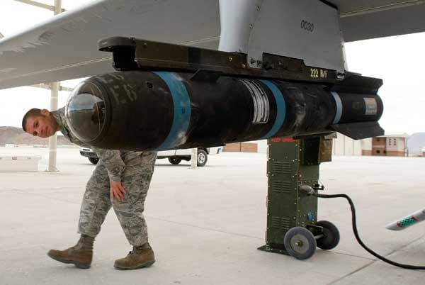 Ein US-Soldat kontrolliert eine Hellfire-Rakete am Rumpf einer MQ-1B Predator-Drohne. Die ferngesteuerten Geschosse töten schnell, leise und vor allem ohne eigene Verluste. (
