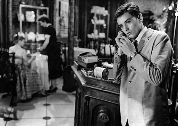 Früher Auftritt Alain Delons: Der Schauspieler mit 22 Jahren im Krimi "Die Killer lassen bitten" von 1957.