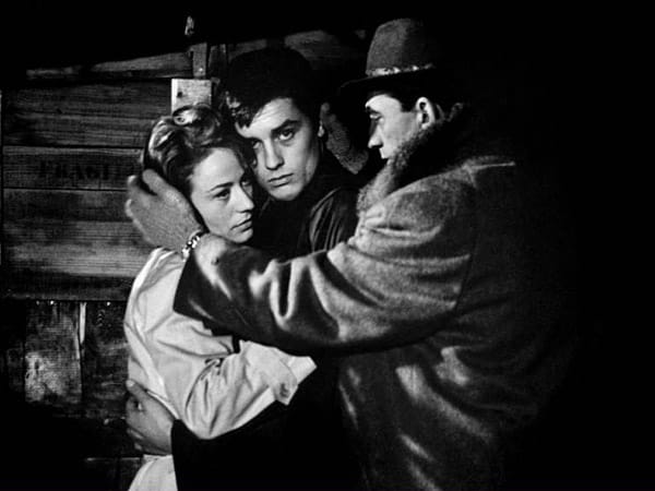 Dieses Foto zeigt Delon im Drama "Rocco und seine Brüder" von Luchino Visconti aus dem Jahr 1960. Mit dem Film schaffte der damals 25-Jährige den Durchbruch als Schauspieler.