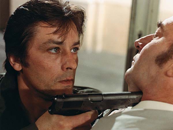 Delon im Thriller "Der Fall Serrano" von 1977, der sich um die Jagd auf eine brisante Akte dreht, die Politiker schwer belastet. (