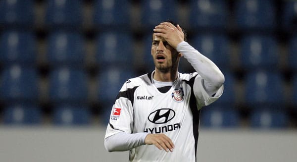 Frankfurts Jürgen Gjasula ärgert sich über das frühe Gegentor gegen den VfL Bochum.