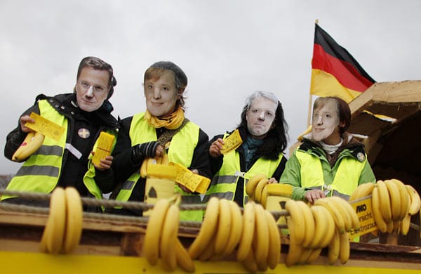 Castor-Transport: Die Demonstranten protestieren auch gegen Merkel und ihre Regierung, die die Laufzeiten für Atomkraftwerke verlängert hat und den Gorlebener Salzstock als Endlanger weiter erkunden will. Die Bevölkerung fürchtet, dass hier das Endlager für hoch radioaktiven Atommüll errichtet werden soll. ( Castor-Transport: Die Demonstranten protestieren auch gegen Merkel und ihre Regierung, die die Laufzeiten für Atomkraftwerke verlängert hat und den Gorlebener Salzstock als Endlanger weiter erkunden will. Die Bevölkerung fürchtet, dass hier das Endlager für hoch radioaktiven Atommüll errichtet werden soll. (