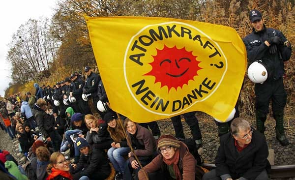 Castor-Transport: Mehrere hundert Demonstranten besetzen hier in Berg die Gleise. Sie wollen so verhindern, dass der Castro-Transport weiterfahren kann. ( Castor-Transport: Mehrere hundert Demonstranten besetzen hier in Berg die Gleise. Sie wollen so verhindern, dass der Castro-Transport weiterfahren kann. (