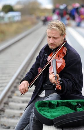 Castor-Transport: Dieser Mann bringt seinen Proteste gegen den Atommüll-Transport musikalisch zum Ausdruck. ( Castor-Transport: Dieser Mann bringt seinen Proteste gegen den Atommüll-Transport musikalisch zum Ausdruck. (