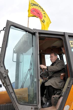 Castor-Transport:An der Demo nehmen auch mehrere Politiker und Prominente teil. Linke-Fraktionschef Gregor Gysi steuert selbst einen Traktor. ( Castor-Transport:An der Demo nehmen auch mehrere Politiker und Prominente teil. Linke-Fraktionschef Gregor Gysi steuert selbst einen Traktor. (