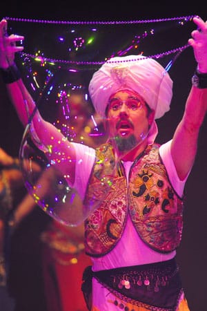 Der Artist Darren Burrell trat bei der Premierenshow des Zirkus Roncalli mit einer Seifenblasennummer auf. (