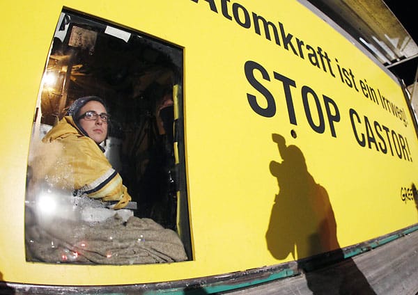 Castor-Transport: In dem Lastwagen sitzen Aktivisten der Umweltorganisation. Zwei von ihnen sind mit Beton so in der Box befestigt worden, dass die Polizei den LKW nicht fortbewegen kann, ohne die Menschen zu verletzen. ( Castor-Transport: In dem Lastwagen sitzen Aktivisten der Umweltorganisation. Zwei von ihnen sind mit Beton so in der Box befestigt worden, dass die Polizei den LKW nicht fortbewegen kann, ohne die Menschen zu verletzen. (