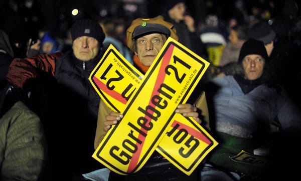 Castor-Transport: Mehrere tausend Menschen hatten hier gegen den Atommüll-Transport protestiert. Ein Demonstrant hält ein "Gorleben 21"-Schild hoch - in Anspielung auf das umstrittene Bahnprojekt "Stuttgart 21". ( Castor-Transport: Mehrere tausend Menschen hatten hier gegen den Atommüll-Transport protestiert. Ein Demonstrant hält ein "Gorleben 21"-Schild hoch - in Anspielung auf das umstrittene Bahnprojekt "Stuttgart 21". (