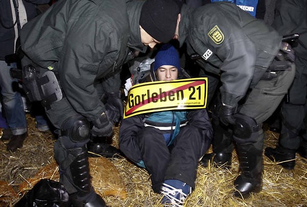 Castor-Transport: Auch in Gorleben räumt die Polizei Straßenblockaden von Atomkraftgegnern. ( Castor-Transport: Auch in Gorleben räumt die Polizei Straßenblockaden von Atomkraftgegnern. (