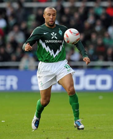 Werder Bremens Mikael Sivestre spielte einst für Manchester United und den FC Arsenal und kam ablösefrei an die Weser. Dem 33-Jährigen ist aber noch immer die fehlende Spielpraxis anzumerken. In einer verunsicherten Abwehr der Hanseaten ist er der Schwachpunkt. (