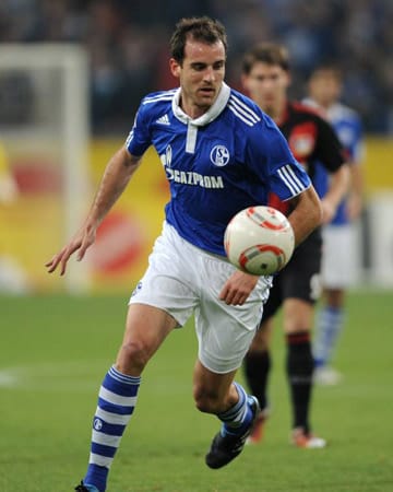 Christoph Metzelder kam ablösefrei von Real Madrid zu Schalke 04 und sollte Abwehrchef Marcelo Bordon beerben. Die löchrige Abwehr der Königsblauen beweist jedoch: Metzelder ist längst nicht so stark wie Bordon. (