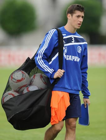Sergio Escudero hat beim FC Schalke bislang nur auf dem Trainingsplatz eine tragende Rolle einnehmen können. Dabei war der talentierte spanische Linksverteidiger mit 2,4 Millionen Euro nicht gerade ein Schnäppchen. (