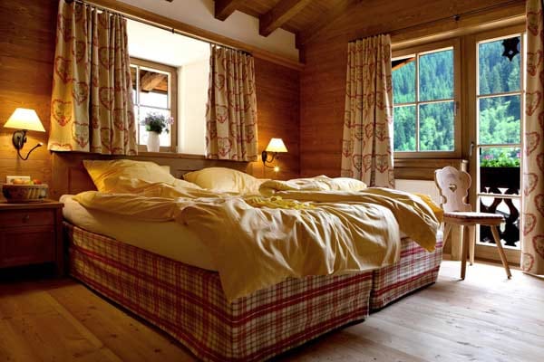 Urig und heimelig sind vor allem die Schlafzimmer im "Anno Dazumal" in Tux im Zillertal.