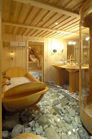 Im Almdorf "Seinerzeit" in Kärnten ist sogar die Badewanne aus Holz.