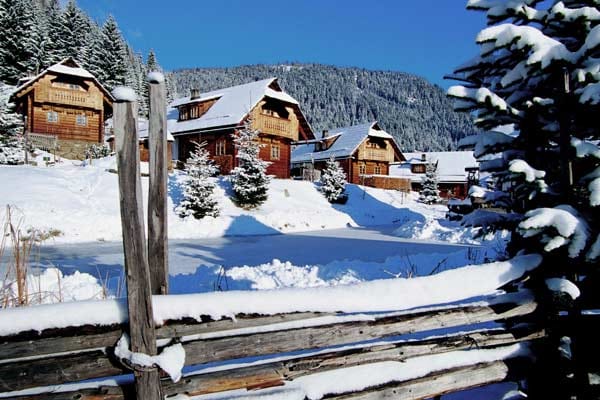 Das Almdorf "Seinerzeit" in Kärnten verfügt über traditionelle Almhütten, komfortable Jagdhäuser und große Chalets sowie über ein Alm-Spa.