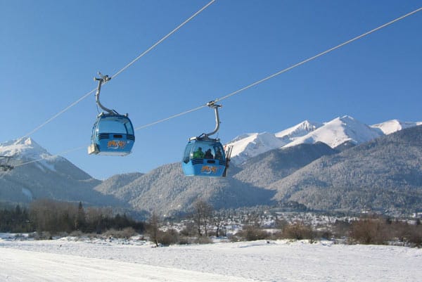 Skifahren in Bulgarien: Das Skigebiet Bansko mit Gondelbahn (