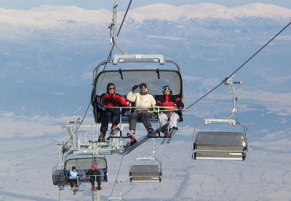Skifahren in Bulgarien: Sessellift im Skigebiet Bansko. (