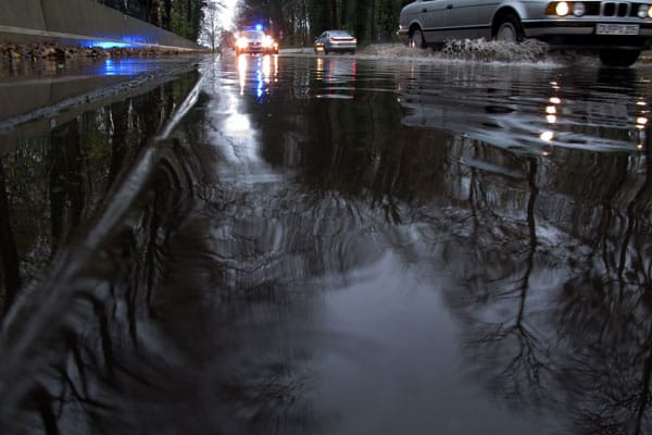 In Duisburg fielen in wenigen Stunden mehr als 75 Liter Regen pro Quadratmeter, zahlreiche Straßen standen unter Wasser. Die Autobahn A40 musste vorübergehend komplett gesperrt werden. ( In Duisburg fielen in wenigen Stunden mehr als 75 Liter Regen pro Quadratmeter, zahlreiche Straßen standen unter Wasser. Die Autobahn A40 musste vorübergehend komplett gesperrt werden. (