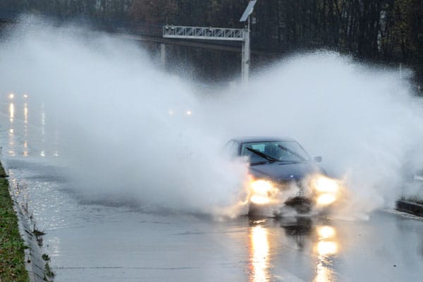 Wie hier auf der Abfahrt der Autobahn 52 im Süden von Essen kamen viele Autofahrer auf überfluteten Fahrbahnen ins Rutschen. ( Wie hier auf der Abfahrt der Autobahn 52 im Süden von Essen kamen viele Autofahrer auf überfluteten Fahrbahnen ins Rutschen. (
