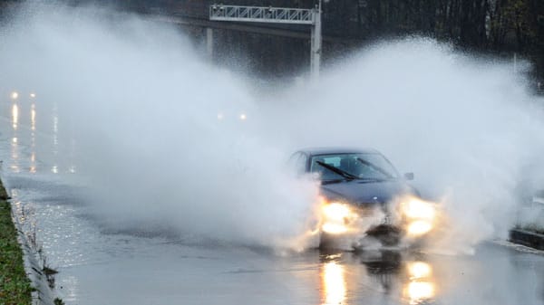 Wie hier auf der Abfahrt der Autobahn 52 im Süden von Essen kamen viele Autofahrer auf überfluteten Fahrbahnen ins Rutschen. (
