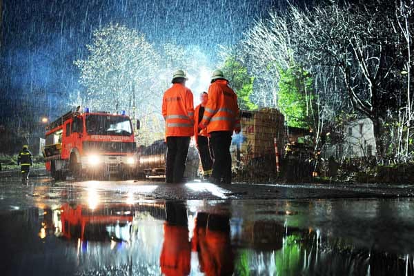 Am Nachmittag und in der Nacht zog der Starkregen vom Ruhrgebiet über das Sauerland in den Süden Schleswig-Holsteins. In Menden (Märkischer Kreis) gingen 600 Notrufe bei der Feuerwehr und Polizei ein. ( Am Nachmittag und in der Nacht zog der Starkregen vom Ruhrgebiet über das Sauerland in den Süden Schleswig-Holsteins. In Menden (Märkischer Kreis) gingen 600 Notrufe bei der Feuerwehr und Polizei ein. (