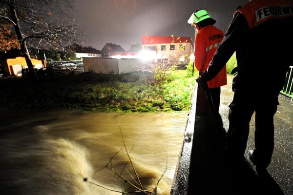 Bäche und Flüsse schwollen stark an und drohten auch in Menden im Sauerland über die Ufer zu treten. ( Bäche und Flüsse schwollen stark an und drohten auch in Menden im Sauerland über die Ufer zu treten. (