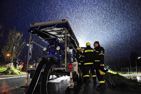 Mitarbeiter vom Technischen Hilfswerk unterstützten mit großen Pumpen ihre Kollegen von der Feuerwehr. In Menden hatten die Behörden einen Krisenstab eingerichtet. ( Mitarbeiter vom Technischen Hilfswerk unterstützten mit großen Pumpen ihre Kollegen von der Feuerwehr. In Menden hatten die Behörden einen Krisenstab eingerichtet. (