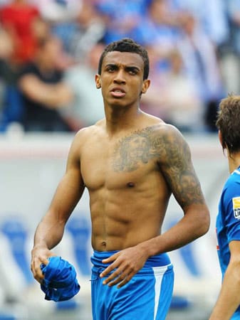 Was andere nach Feierabend mit nach Hause nehmen, trägt er immer mit sich rum: Luiz Gustavo von der TSG Hoffenheim hat einen echten Sixpack. ( Was andere nach Feierabend mit nach Hause nehmen, trägt er immer mit sich rum: Luiz Gustavo von der TSG Hoffenheim hat einen echten Sixpack. (