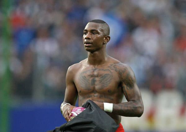 Eljero Elia: Der 23-jährige niederländische Nationalspieler vom HSV hat sich seinen Oberkörper fast komplett mit Tattoos schmücken lassen. ( Eljero Elia: Der 23-jährige niederländische Nationalspieler vom HSV hat sich seinen Oberkörper fast komplett mit Tattoos schmücken lassen. (