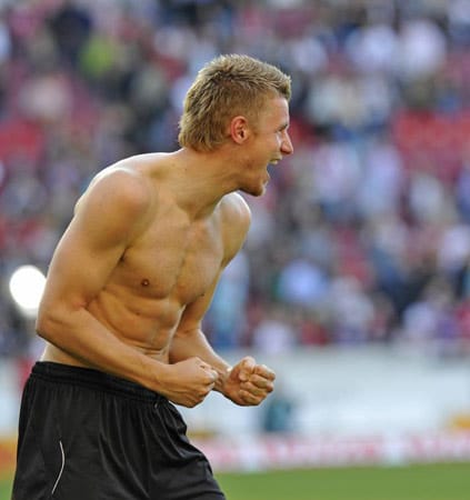Maik Franz, auch "Iron Maik" genannt: Der Innenverteidiger von Eintracht Frankfurt geht immer an die Grenze und manchmal auch darüber hinaus. Sein Körper ist für harte Zweikämpfe gerüstet. ( Maik Franz, auch "Iron Maik" genannt: Der Innenverteidiger von Eintracht Frankfurt geht immer an die Grenze und manchmal auch darüber hinaus. Sein Körper ist für harte Zweikämpfe gerüstet. (