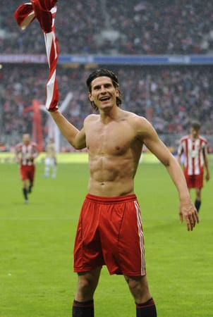 Mario Gomez: Der Stürmer vom FC Bayern München musste eine lange Zeit ohne Torjubel überstehen. Als es dann endlich wieder soweit war, nutzte er prompt die Möglichkeit, um seinen durchtrainierten Oberkörper zu präsentieren. ( Mario Gomez: Der Stürmer vom FC Bayern München musste eine lange Zeit ohne Torjubel überstehen. Als es dann endlich wieder soweit war, nutzte er prompt die Möglichkeit, um seinen durchtrainierten Oberkörper zu präsentieren. (