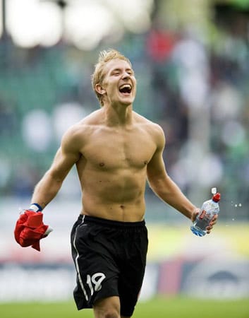 Ein Bild, das an den ersten Spieltagen dieser Saison regelmäßig zu sehen war. Der Mainzer Lewis Holtby jubelt und zieht dabei obenrum blank. ( Ein Bild, das an den ersten Spieltagen dieser Saison regelmäßig zu sehen war. Der Mainzer Lewis Holtby jubelt und zieht dabei obenrum blank. (
